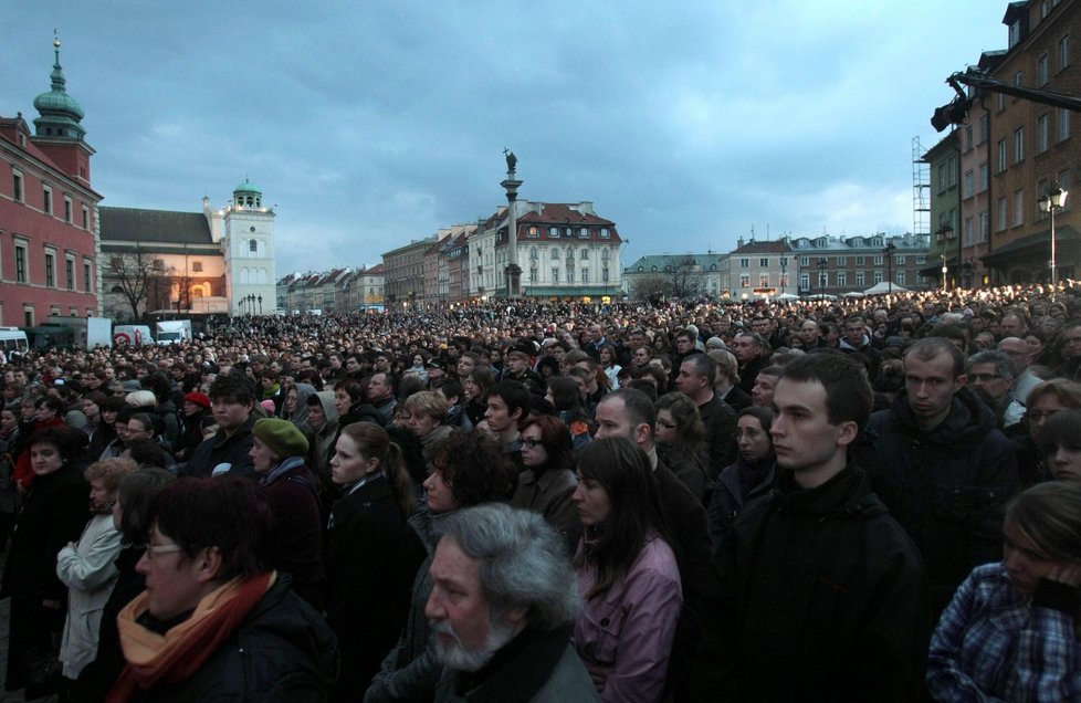 Prostranství před prezidentským palácem ve Varšavě zaplnily desetitisíce lidí