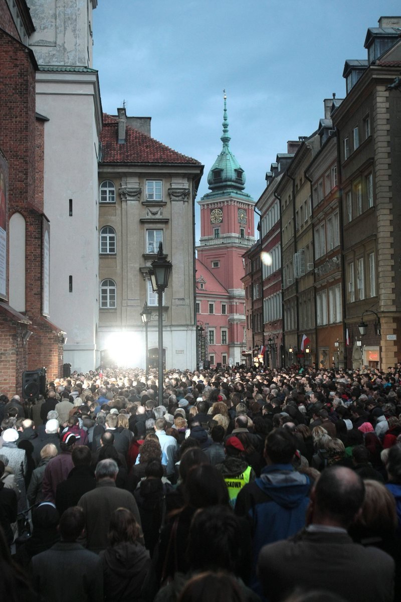 Desítky tisíc lidí truchlí před prezidentským palácem ve Varšavě