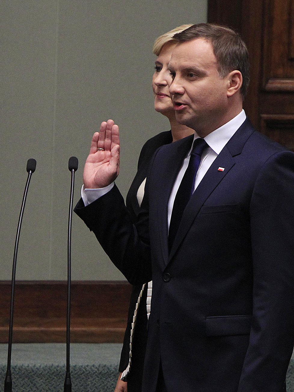 Polský prezident Andrzej Duda dnes oznámil, že podepíše zákon, který hrozí až tříletým vězením za připisování odpovědnosti polskému národu či státu za vyvražďování Židů a další zločiny spáchané za druhé světové války německými nacisty.