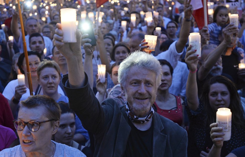 Polský prezident Andrzej Duda v úterý podepsal jeden z trojice nedávno parlamentem schválených zákonů, které jsou součástí reformy polské justice, kritizované Evropskou unií i domácí opozicí.