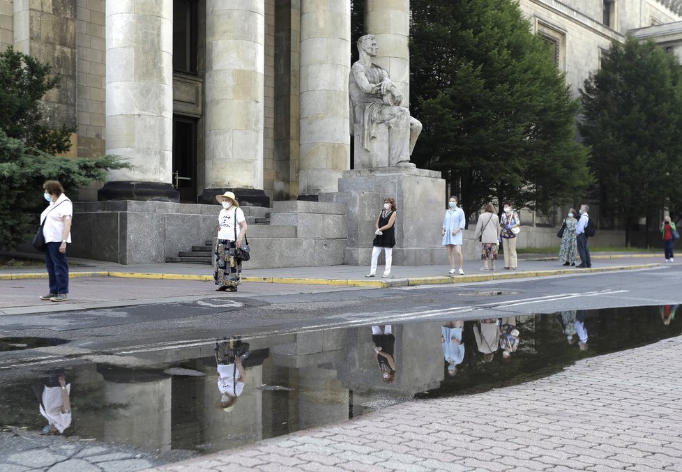 Polsko si volí nového prezidenta, volby doprovází hygienická opatření. (28.6.2020)