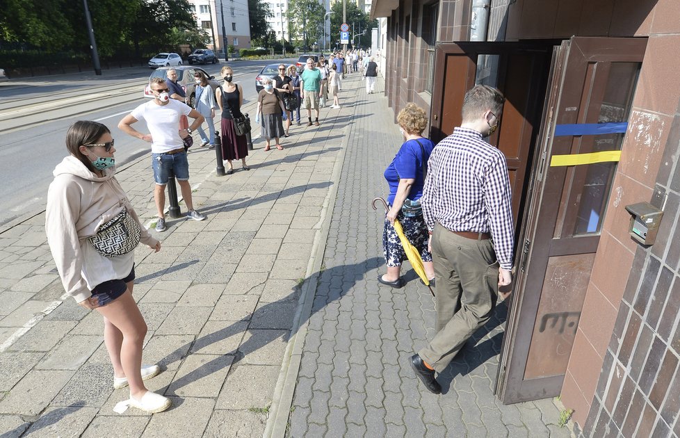 Polsko si volí nového prezidenta, volby doprovází hygienická opatření. (28.6.2020)