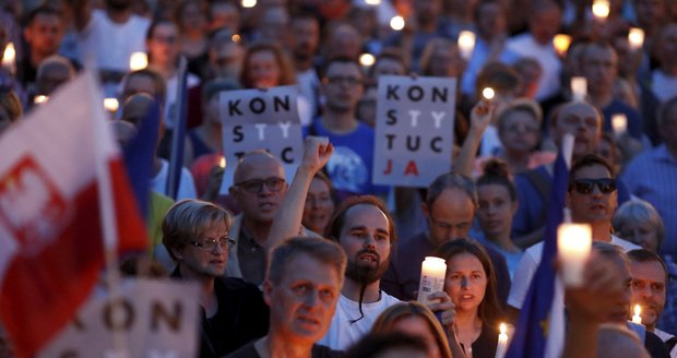 „Teď soudy, pak převezmou všechno“: Protesty v Polsku pokračují