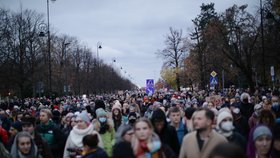 Tisíce lidí vyšly v Polsku do ulic po smrti ženy, která zemřela poté, co jí lékaři odmítli provést potrat. (6.11.2021)
