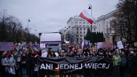 Tisíce lidí vyšly v Polsku do ulic po smrti ženy, která zemřela poté, co jí lékaři odmítli provést potrat (6.11.2021).