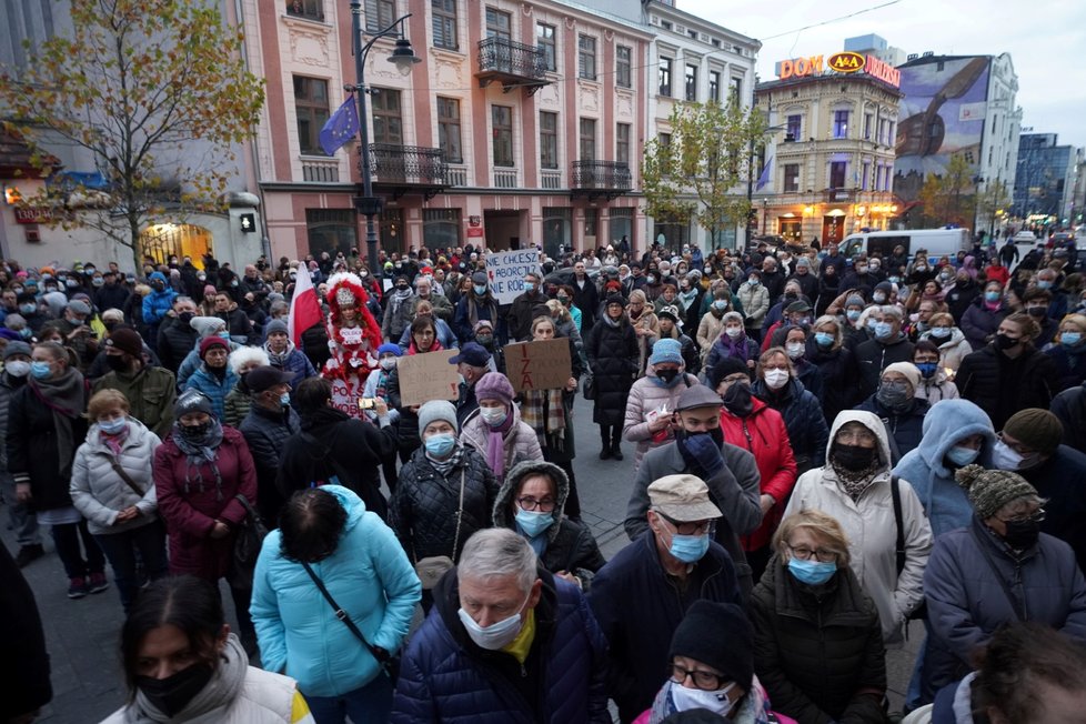 Tisíce lidí vyšly v Polsku do ulic po smrti ženy, která zemřela poté, co jí lékaři odmítli provést potrat (6. 11. 2021).