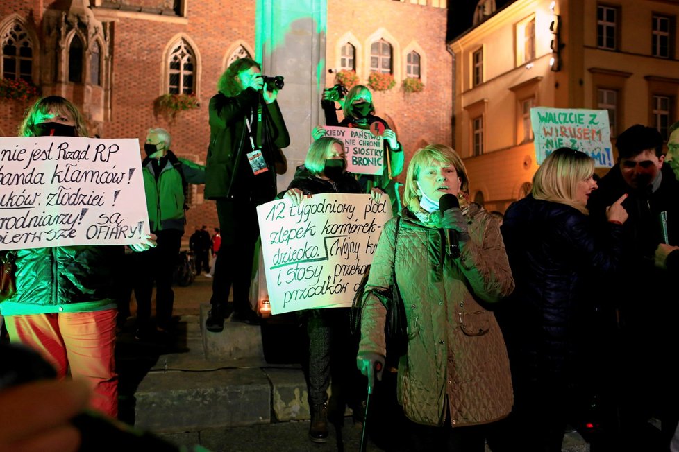 Tisíce lidí vyšly v Polsku do ulic po smrti ženy, která zemřela poté, co jí lékaři odmítli provést potrat (6. 11. 2021).