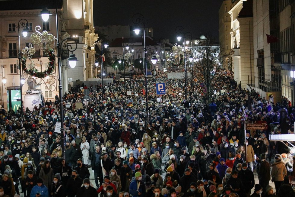 Tisíce lidí vyšly v Polsku do ulic po smrti ženy, která zemřela poté, co jí lékaři odmítli provést potrat. (6.11.2021)