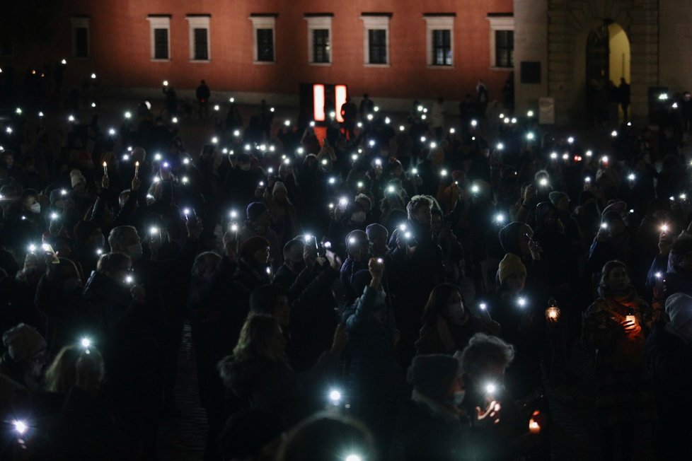 Tisíce lidí vyšly v Polsku do ulic po smrti ženy, která zemřela poté, co jí lékaři odmítli provést potrat (6. 11. 2021).