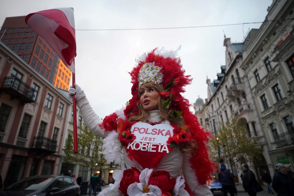 Tisíce lidí vyšly v Polsku do ulic po smrti ženy, která zemřela poté, co jí lékaři odmítli provést potrat (6. 11. 2021).