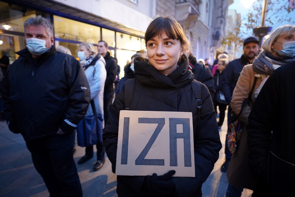 Tisíce lidí vyšly v Polsku do ulic po smrti ženy, která zemřela poté, co jí lékaři odmítli provést potrat (6. 11. 2021).