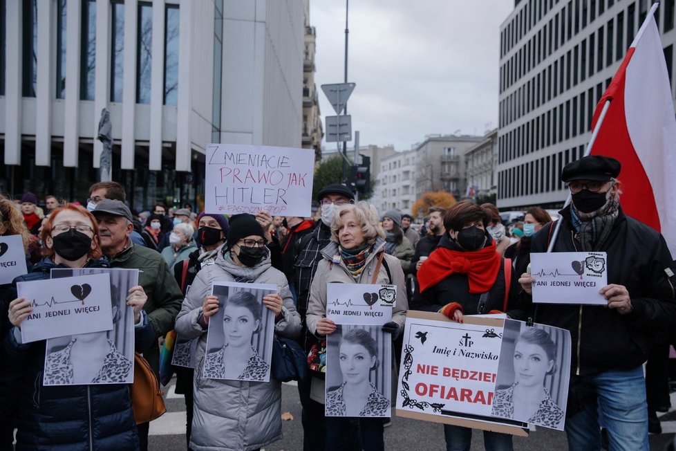 Tisíce lidí vyšly v Polsku do ulic po smrti ženy, která zemřela poté, co jí lékaři odmítli provést potrat. (6.11.2021)
