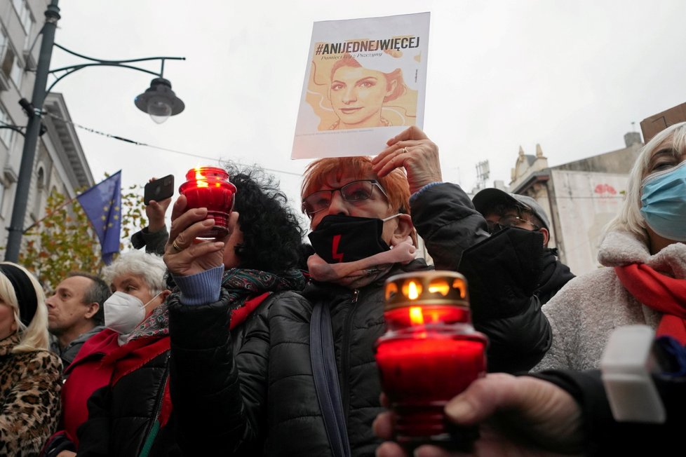 Tisíce lidí vyšly v Polsku do ulic po smrti ženy, která zemřela poté, co jí lékaři odmítli provést potrat (6. 11. 2021).