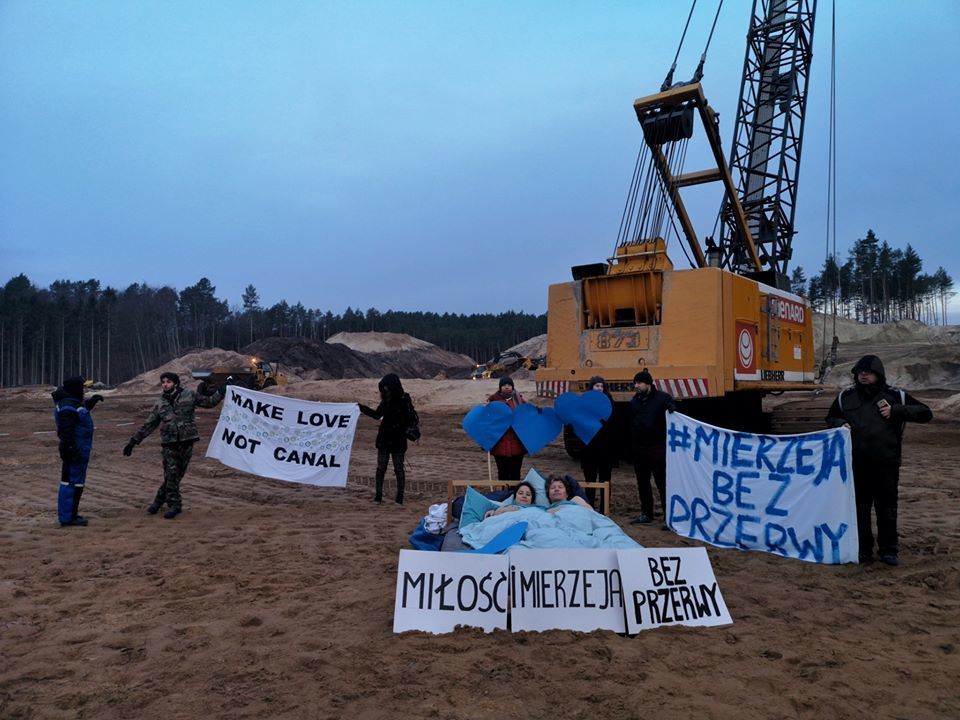 Dvojice polských ekologických aktivistů protestovala v posteli