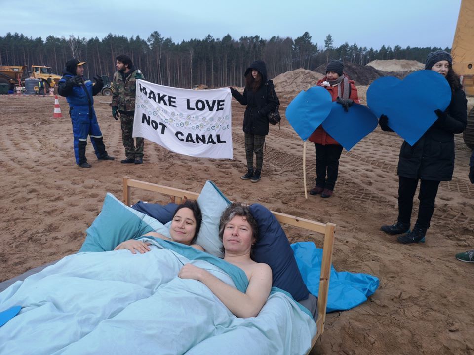 Dvojice polských ekologických aktivistů protestovala v posteli