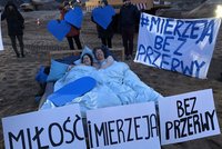 Nahý pár aktivistů protestoval v posteli. Nový polský kanál mu není po chuti