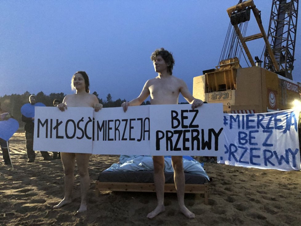 Dvojice polských ekologických aktivistů protestovala v posteli