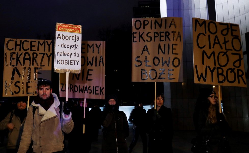 V Polsku do ulic znovu vyšly stovky lidí. Vláda po více než roce znovu zkouší zpřísnit potratové zákony.