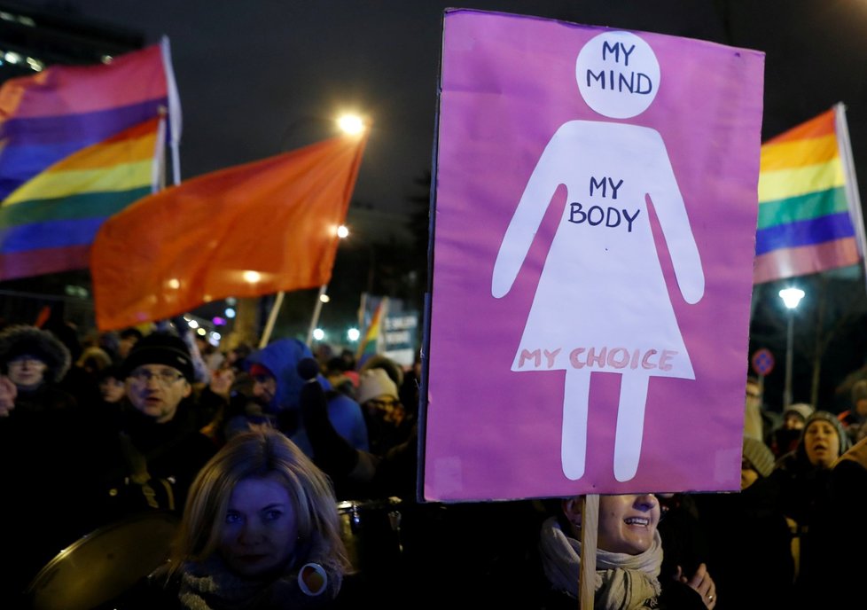 V Polsku do ulic znovu vyšly stovky lidí. Vláda po více než roce znovu zkouší zpřísnit potratové zákony.