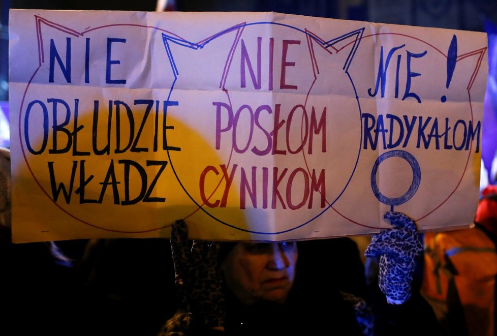 V Polsku do ulic znovu vyšly stovky lidí. Vláda po více než roce znovu zkouší zpřísnit potratové zákony.