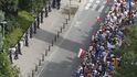 tisíce Poláků vyrazili protestovat do ulic