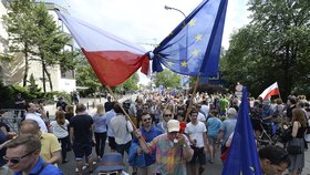 Tisíce lidí dnes v největších polských městech protestovaly proti soudní reformě navržené vládnoucí konzervativní stranou Právo a spravedlnost (PiS).