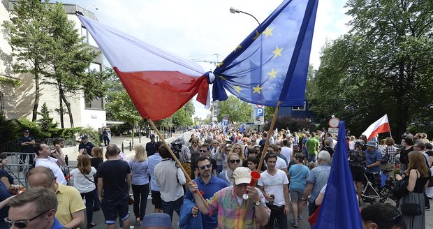 „Pryč s kačerem-diktátorem.“ Tisíce Poláků demonstrovaly proti vládě