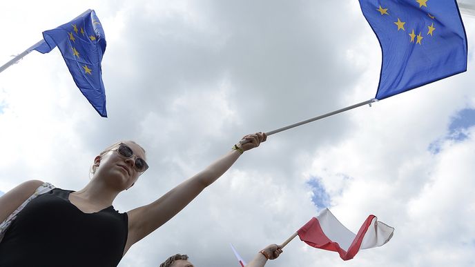 tisíce Poláků vyrazili protestovat do ulic