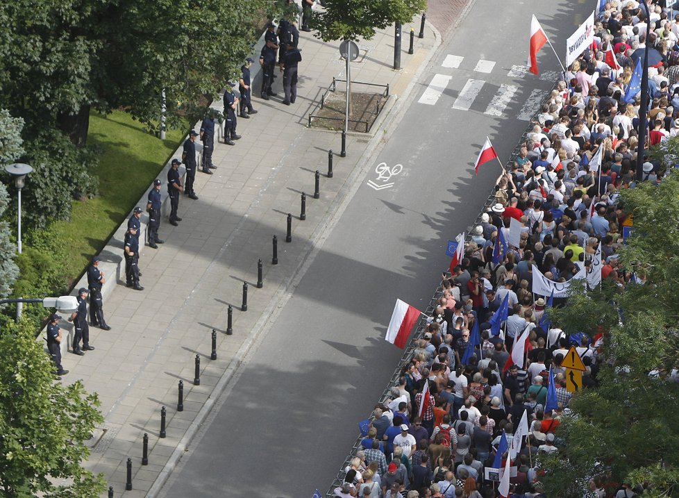 Tisíce Poláků vyrazily protestovat do ulic.