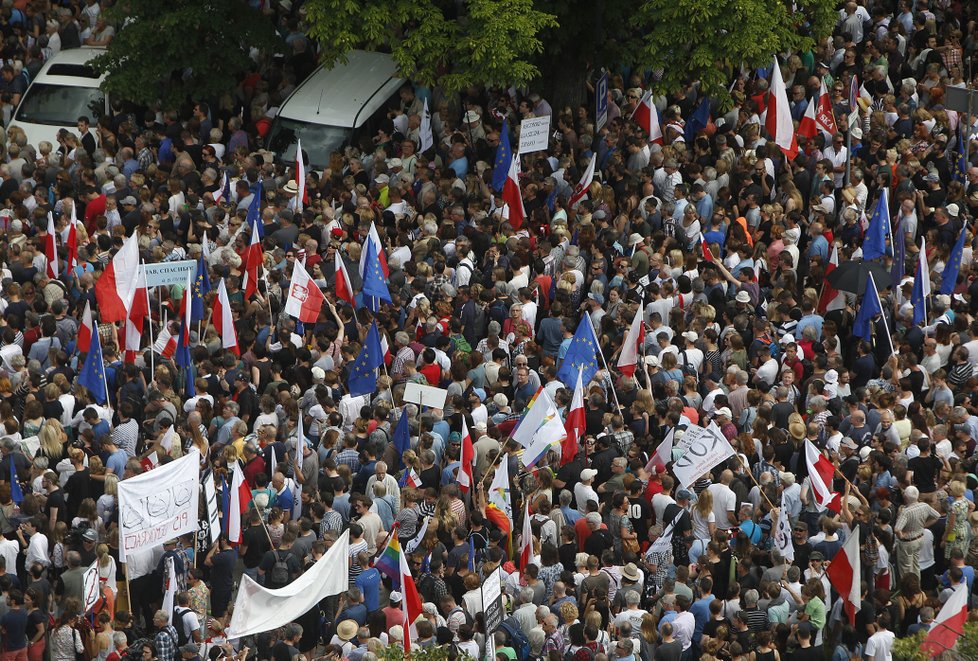 „Místo Putina máme liliputa,“ prohlásil na demonstraci bývalý disident, šéfredaktor listu Gazeta Wyborcza Adam Michnik a ujišťoval, že když si Poláci poradili se Stalinem a komunismem, zvládnou i Kaczyńského a PiS.