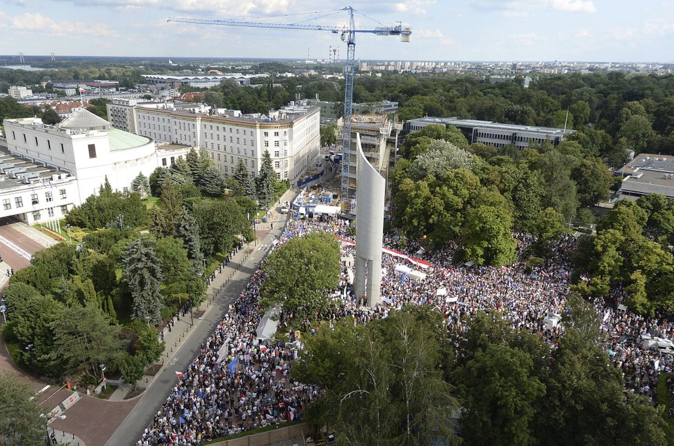 Tisíce Poláků vyrazily protestovat do ulic.