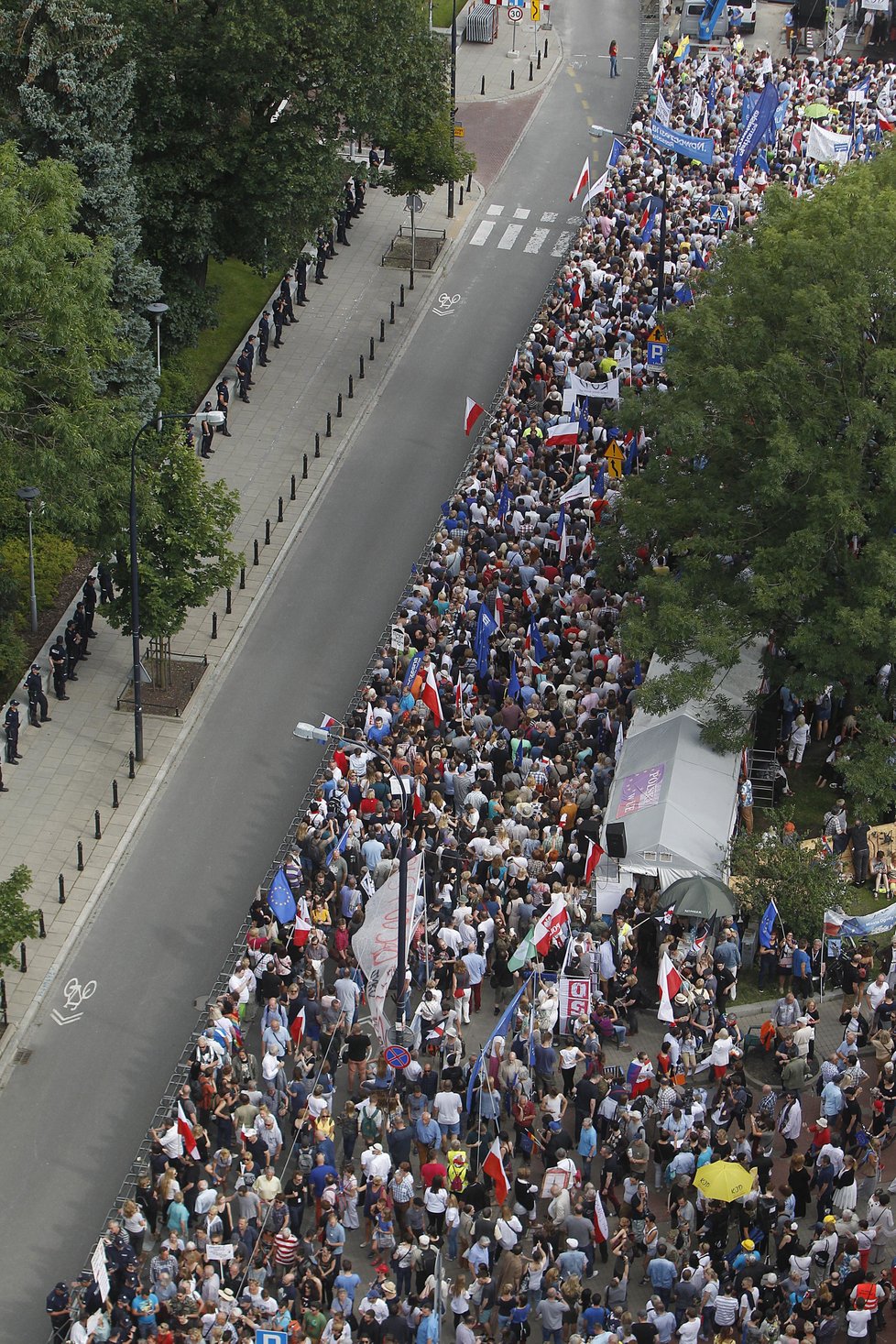 Tisíce Poláků vyrazily protestovat do ulic.