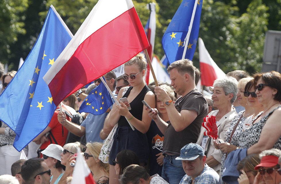 Tisíce Poláků vyrazily protestovat do ulic.