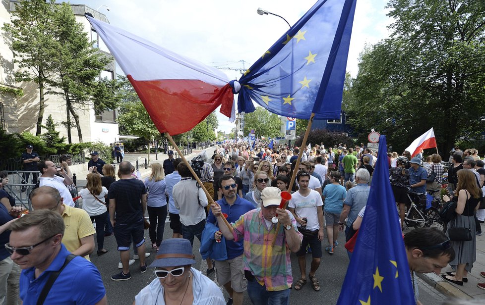 Tisíce Poláků vyrazily protestovat do ulic.