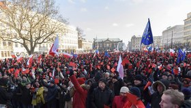 Polský protivládní protest v Poznani: Demonstranti vytáhli červené karty