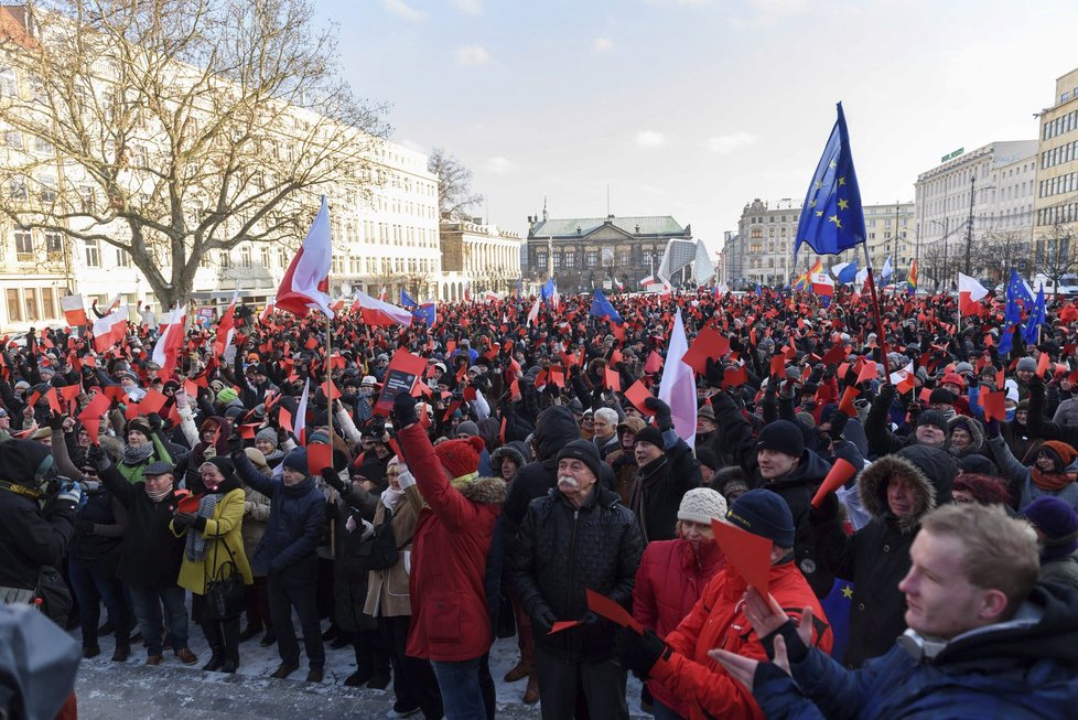 Polský protivládní protest v Poznani: Demonstranti vytáhli červené karty.