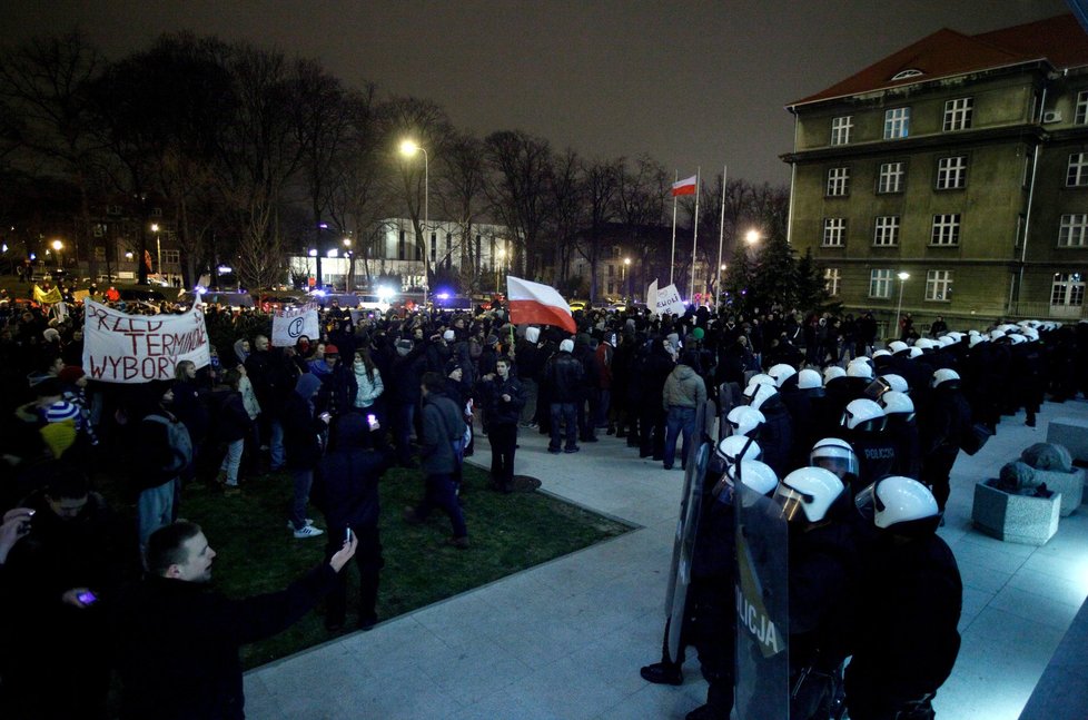 Demonstranti a policie: Záběry z polských protestů proti novým dohodám ACTA, snažícím se omezit internetové pirátství