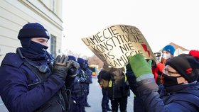 Protesty proti zostření protipotratového zákona v Polsku.