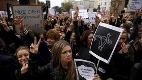 Polské protesty proti zpřísnění zákona o potratech
