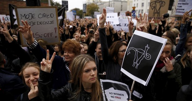 Ženy mají po znásilnění na potraty právo. Poláci smetli kritizovaný návrh