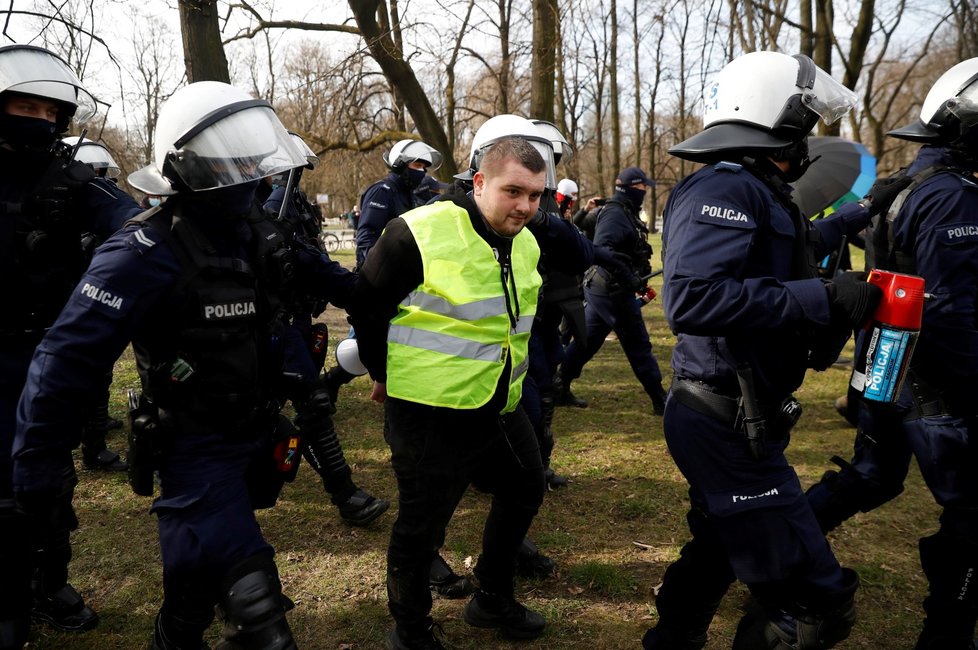 Polsko si připomíná výročí letecké katastrofy u Smolenska a pořádá demonstrace proti vládě.