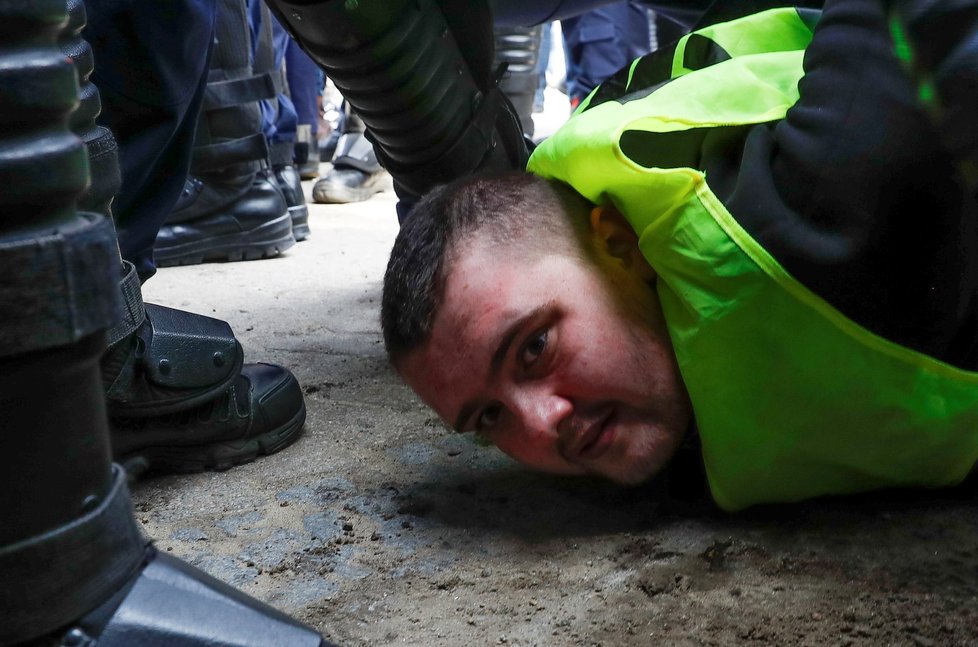 Polsko si připomíná výročí letecké katastrofy u Smolenska a pořádá demonstrace proti vládě.