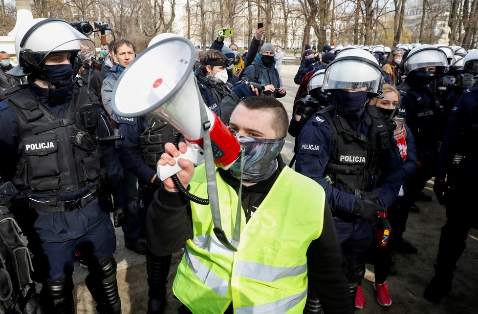 Polsko si připomíná výročí letecké katastrofy u Smolenska a pořádá demonstrace proti vládě.