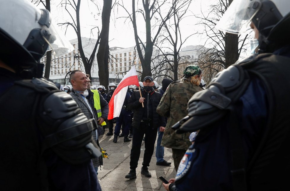 Polsko si připomíná výročí letecké katastrofy u Smolenska a pořádá demonstrace proti vládě.