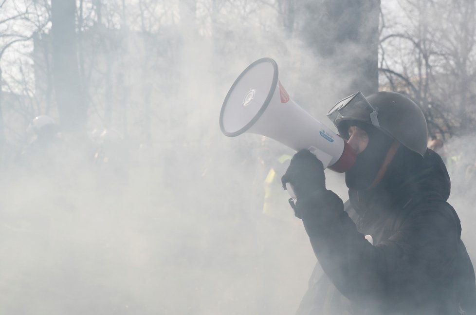 Polsko si připomíná výročí letecké katastrofy u Smolenska a pořádá demonstrace proti vládě.