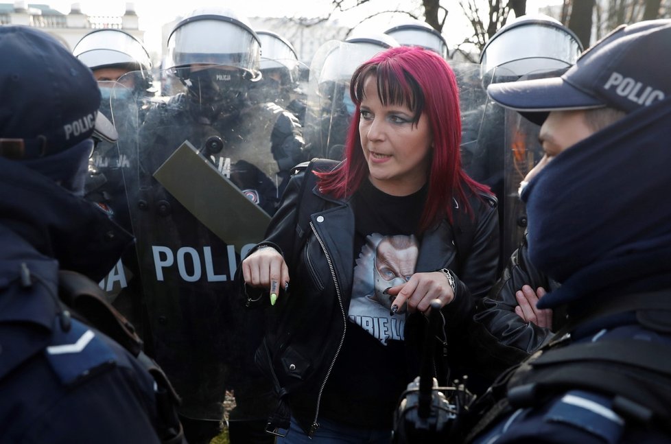 Polsko si připomíná výročí letecké katastrofy u Smolenska a pořádá demonstrace proti vládě.