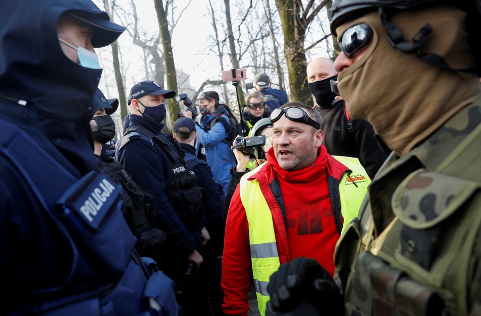 Polsko si připomíná výročí letecké katastrofy u Smolenska a pořádá demonstrace proti vládě.