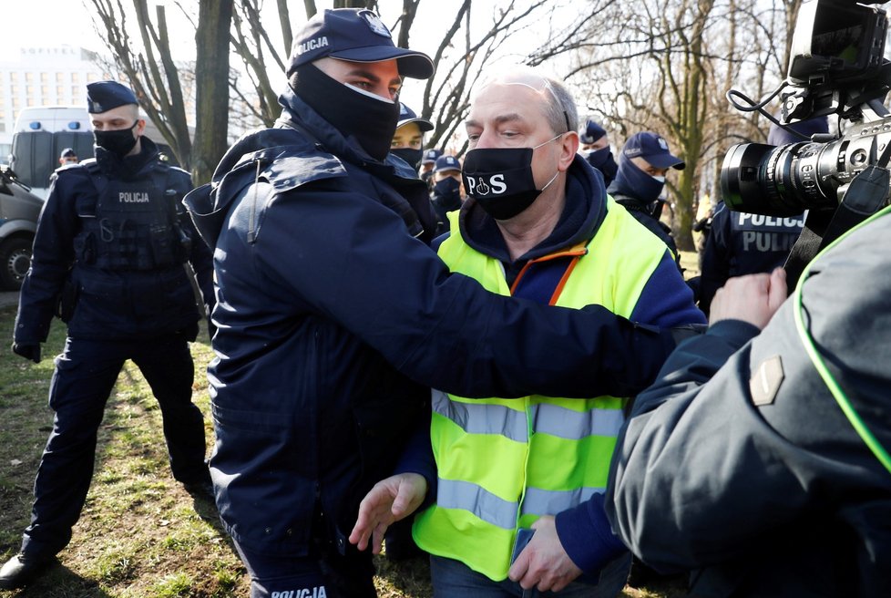 Polsko si připomíná výročí letecké katastrofy u Smolenska a pořádá demonstrace proti vládě.