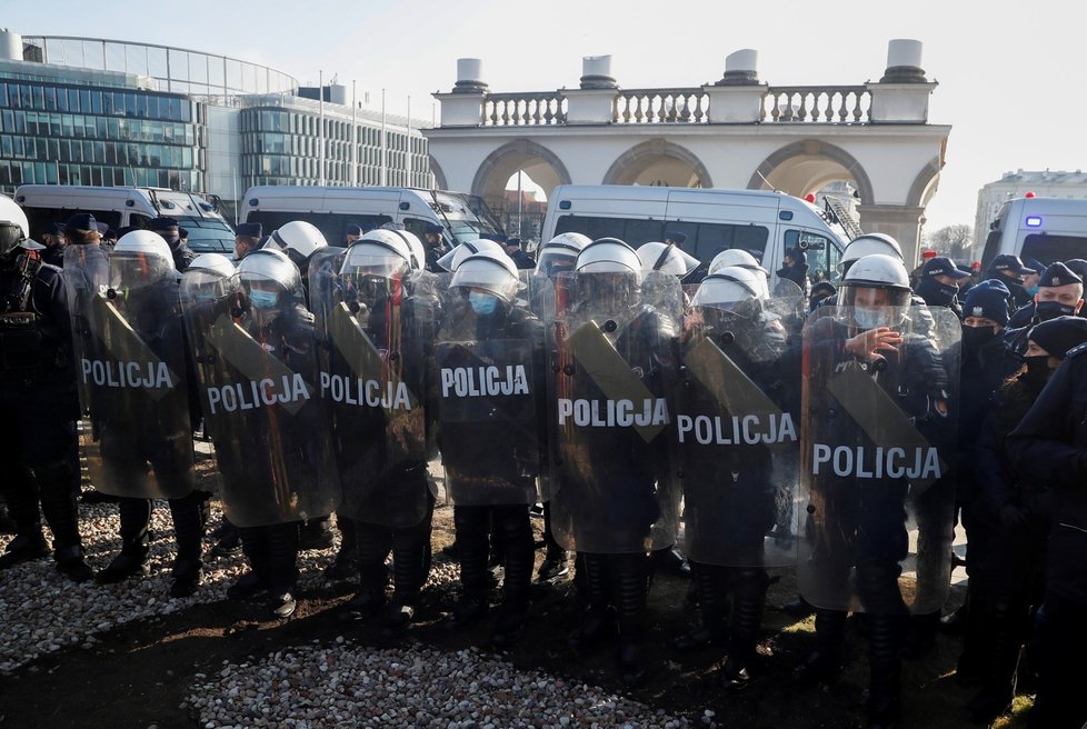 Polsko si připomíná výročí letecké katastrofy u Smolenska a pořádá demonstrace proti vládě.