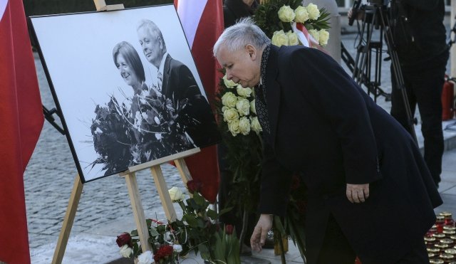 Jaroslaw Kaczynski během smutného výročí pádu letadla u Smolenska, ve kterém sedělo i jeho dvojče Lech. Tehdejší polský prezident.